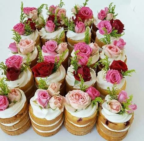 Beautiful mini floral cakes! Layered naked cake with cream cheese frosting topped with roses. Cakes With Flowers, Torte Creative, Dessert Mini, Cake Mini, Small Cakes, Torte Cupcake, Naked Cakes, S'mores, Floral Cake