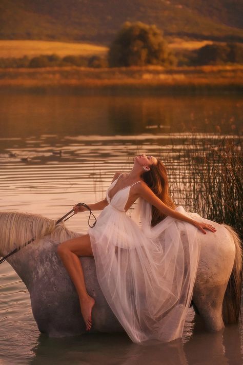 Pony Photoshoot, Quinceañera Photos, Horse Photoshoot Ideas, Equine Photography Poses, Horse Senior Pictures, Horse Photoshoot, Horse Photography Poses, Horse Water, Pictures With Horses