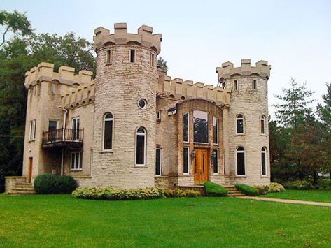 Christopher Kowalskis home may not be his castle but his guesthouse sure is. A three-bedroom castle complete with turrets gargoyles and rooftop battlements the guesthouse stands about 50 yards away from the four-bedroom Tudor home where Kowalski and his wife Grace have lived since 1990... #rooftopgarden #rooftop #garden #illustration Tiny Castle, Castle House Plans, Castle House Design, House Castle, Modern Castle, Small Castles, Castle Home, Sweet House, Old Castle