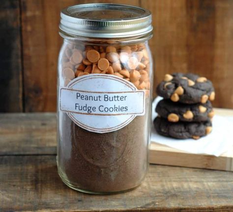 Canning Jar Gifts, Mason Jar Cookie Recipes, Mason Jar Gifts Recipes, Cookie Mix Jar, Cookie Mix In A Jar, Christmas Jar Gifts, Cookies In A Jar, Diy Gifts In A Jar, Mix In A Jar