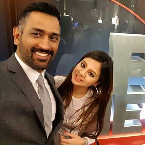 MS Dhoni clicks a Selfie with his Wife, Sakshi. Ms Dhoni Wife, Mahendra Singh Dhoni, Soccer Couples, Dhoni Quotes, Ms Dhoni Wallpapers, Ms Dhoni Photos, Dhoni Wallpapers, Ms Dhoni, Chennai Super Kings