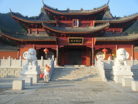 China monastery might also be the place to visit. Chinese Monastery, Shaolin Monastery, Asia Architecture, Castle Inspiration, Chinese Courtyard, Ancient Chinese Architecture, China Architecture, Chinese Temple, Art Tutorials Watercolor