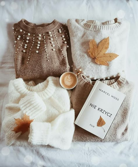 Cozy Outfits Fall, Sweater Flatlay, Flat Lay Photography Clothing, Winter Flatlay, Autumn Flatlay, Aesthetic Sweatshirt, Cozy Outfits, Cozy Fall Outfits, Flatlay Styling