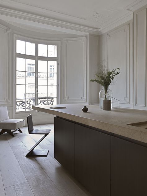 Paris Apartment by Nicolas Schuybroek | Global Interiors | est living Paris Apartment Kitchen, Modern French Design, Nicolas Schuybroek, Apartment In Paris, Parisian Apartment, Paris Apartments, Apartment Kitchen, Kitchen Cabinetry, 인테리어 디자인