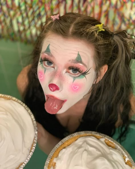 Female Clown Art, Cute Clown Halloween, Pastry Photoshoot, Clowncore Fashion, Clown Costume Women, Haunted Circus, Clown Images, Clown Dress, Clown Pics