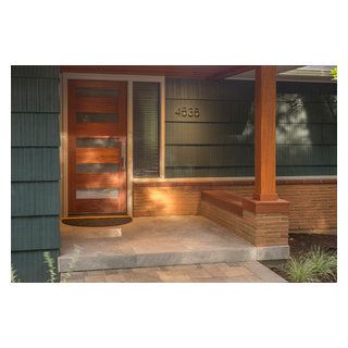 Leech Landscape Project - Midcentury - Porch - Portland - by Landscape East & West | Houzz Mid Century Front Porch, Mid Century Modern Front Porch, Mid Century Modern Porch, Mid Century Porch, Modern Porch Decor, Modern Front Porch Ideas, Modern Front Porches, Modern Front Porch, Pioneer House