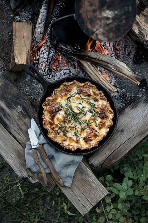 Pie iron recipes are the ultimate campfire meal solution! Discover delicious ideas for pie iron pizzas, mountain pies, pudgy pies, and toasted sandwiches. Easy outdoor cooking with pie irons transforms simple ingredients into hot, crispy campfire treats. Try these 25 recipes and enjoy your next camping trip to the fullest! Campfire Dutch Oven Recipes, Campfire Meal, Pie Irons, Pudgy Pie, Mountain Pies, Pie Iron Recipes, Campfire Breakfast, Toasted Sandwiches, Foil Packet Dinners