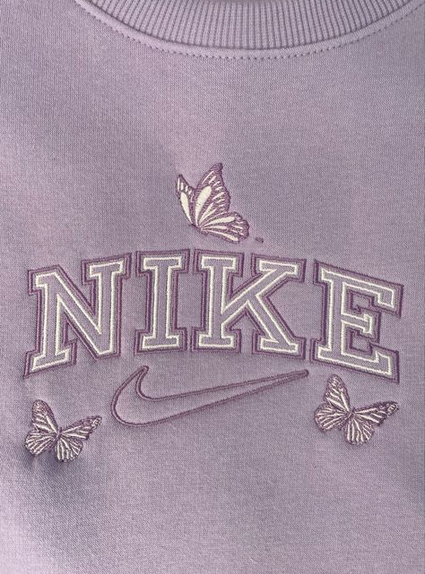 Aesthetic Clothing Brands, Aesthetic Nike Sweatshirt, Nike Pullover Embroidered, Cute Nike Sweatshirts, Nike Embroidered Sweatshirt, Embroidery Jumper, Custom Nike Sweatshirt, Jumper Embroidery, Nike Clothes Aesthetic