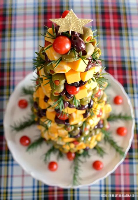 Fun To Decorate and To Eat: ‘O Christmas’ Appetizer Tree | ©homeiswheretheboatis.net #christmas #holiday #tree #appetizer Appetizer Tree, Christmas Tree Appetizer, Tree Appetizer, Christmas Party Menu, Christmas Diy Food, Appetizer Board, Christmas Eats, Christmas Appetizer, Festive Appetizers