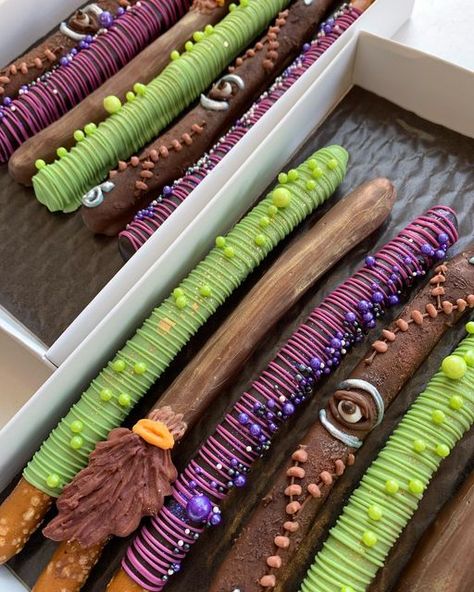 Hocus Pocus Dessert Table, Hocas Pocas Party Food, Hocus Pocus Pretzel Rods, Pretzel Rods Halloween, Pretzel Rod Ideas, Halloween Pretzel Sticks, Halloween Chocolate Pretzels, Harry Potter Pretzel Rods, Hocus Pocus Treats