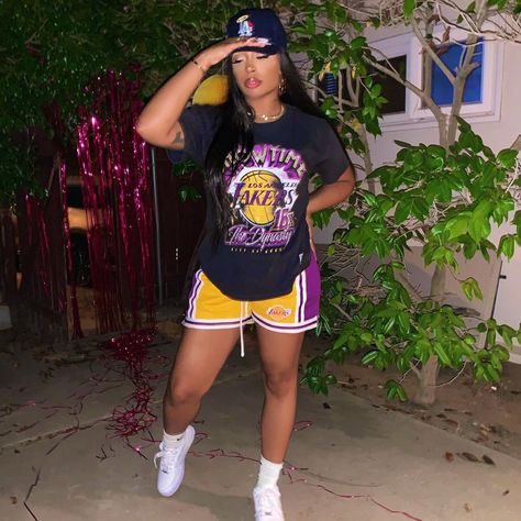 Julio Nights #lakeroutfit #golakers #tomboy #cutetomboyoutfits Lakers Outfit Women Style Basketball, Lakers Inspired Outfit, Basket Shorts Women, Basket Ball Jersey Outfit Girl, Women’s Basketball Outfits, Lakers Game Outfit Women, Lakers Outfit Women Style, Basketball Shorts Outfit Women Style, Laker Outfit Women Style