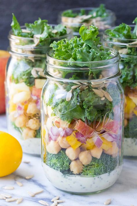 These easy vegetarian Mason Jar Salads with Kale and Apple are a yummy make ahead lunch option! | www.kristineskitchenblog.com Salads With Kale, Vegetarian Broccoli Salad, Mason Jar Soup, Broccoli Salads, Make Ahead Lunch, Mason Jar Meal Prep, Southwest Quinoa, Best Broccoli Salad Recipe, Southwest Quinoa Salad