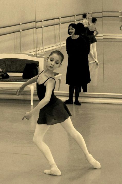 Russian Classical Ballet # in class... Ballet Class Photography, Ballet Dance Moves, Ballet Essentials, Famous Ballerinas, Vaganova Ballet, Childrens Ballet, Vaganova Ballet Academy, Ballet Positions, Ballet Images