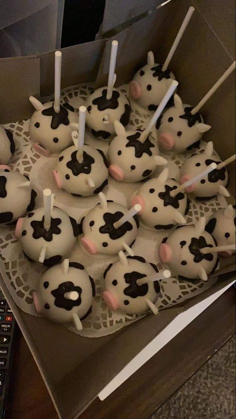 Cowprint Birthday Party Ideas, Cute Country Birthday Cakes, Rodeo Birthday Desserts, Cow Birthday Party Cake, Cow Print Cookie Cake, Cow Print Food Ideas, Cowgirl Snacks, Cow Sweet 16 Party Ideas, Cow Themed Desserts