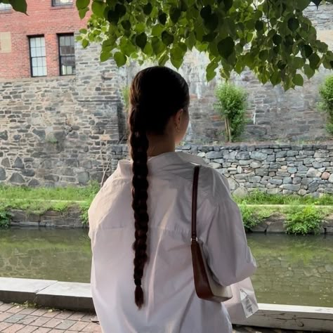 Long Braid Outfit, Braided Ponytail Outfit, Slik Ponytail Styles, Long Ponytail Braid, Ponytail Aesthetic, Ponytail Outfit, Alternative Luxe, Long Braided Ponytail, Ponytail Braid