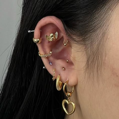 Si 💉 𝙉𝙚𝙚𝙙𝙡𝙚𝙨 𝖕𝖎𝖊𝖗𝖈𝖎𝖓𝖌 💉 sa Instagram: “Gold aesthetic 👑⚜️⚱️” Cat Piercing, Piercings Aesthetic, Earring Aesthetic, Piercing Art, Earring Stacks, Cool Ear Piercings, Earrings Aesthetic, Gold Aesthetic, Body Jewelry Piercing