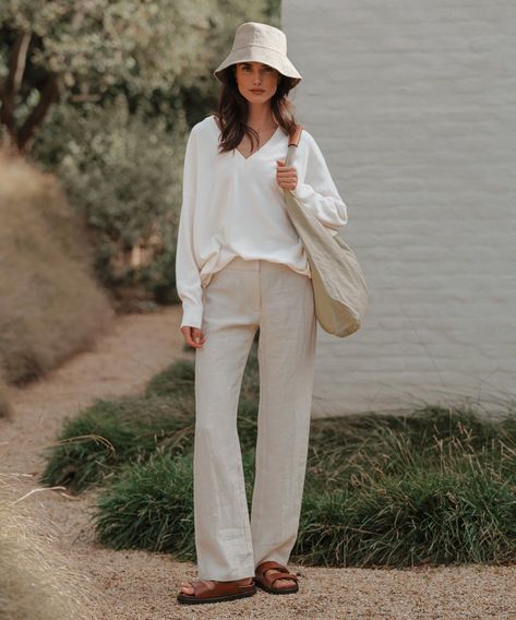 Sunhat Outfit, Chic Travel Outfit, Bucket Hat Outfit, Beach Bag Essentials, Staple Shoes, Summer Hats For Women, Sandals Outfit, Jenni Kayne, Slip Dresses