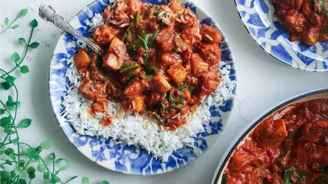 Fakeaway Friday: Dished by Kate’s quick creamy halloumi curry - NZ Herald Halloumi Tomato, Chilli Jam Recipe, Halloumi Curry, Easy Chilli, Chickpea Coconut Curry, Halloumi Cheese, Tomato Curry, Curry Ingredients, Chilli Jam