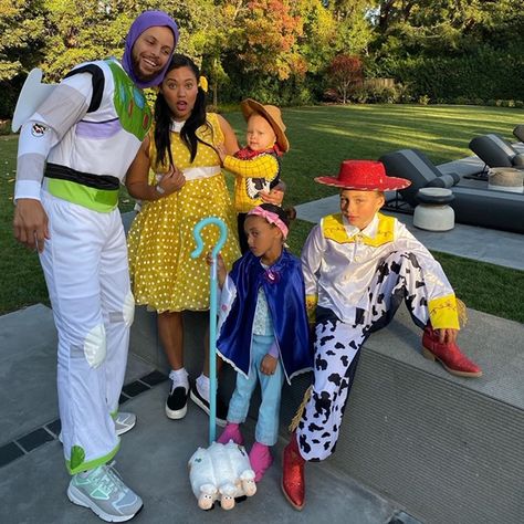 AYESHA CURRY, STEPH CURRY AND KIDS DRESS UP AS ‘TOY STORY’ CHARACTERS FOR HALLOWEEN Celebrity Costume Ideas, Celeb Halloween Costumes, Buzz Costume, Celeb Halloween, Stephen Curry Family, Basketball Vibes, The Curry Family, Curry 3, Nba Stephen Curry