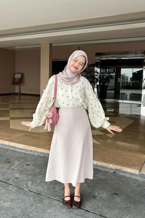 Outfit Kuliah Hijab, Outfit Hijab Casual Rok, Kuliah Outfit, Outfit Hijab Simple, Korean Style Hijab, Outfit Ngampus, Outfit Hijab Casual, Rok Outfit, Ootd Hijab Casual