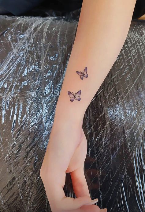 Purple butterfly tatto Purple Butterflies Tattoo, Butterfly Tattoo Purple, Purple Butterfly Tattoo, Purple Tattoos, Petite Tattoos, Purple Butterfly, Finger Tattoos, Butterfly Tattoo, Cute Tattoos