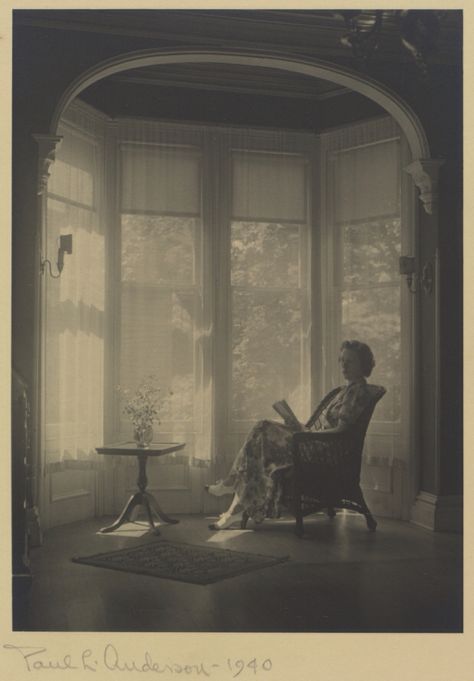 Paul L Anderson People Reading, Fotografi Vintage, Decor Ikea, Old Photography, Looking Out The Window, Old Photographs, Foto Art, Vintage Portraits, White Photo