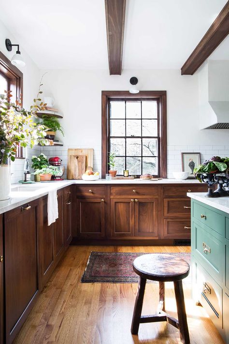 Cottage Kitchen Dark Cabinets, Dark Wood Kitchen Inspiration, Small Kitchen Victorian, Mahogany Kitchen Cabinets Farmhouse, Dark Kitchen Wood Cabinets, Kitchen Design Dark Wood Cabinets, Boho Kitchen Dark Cabinets, Dark Wood Kitchen Aesthetic, Kitchen Ideas With Dark Wood Cabinets