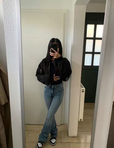 Zara Style Girls Outfit Jeans Nero, Jeans Zampa Outfit, Outfit Con Jeans A Zampa, Outfit Jeans A Zampa, Flared Jeans Winter Outfit, Outfit Inspo Flared Jeans, Outfit Ideas With Flare Jeans, Flared Jeans Outfit Winter, Flare Jeans Street Style