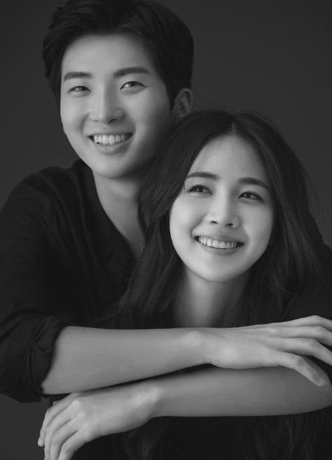 Engagement Studio Photo, Shooting Studio, Studio Photoshoot Ideas, Sisters Photoshoot Poses, Korean Couple Photoshoot, Korean Wedding Photography, Wedding Photo Studio, Wedding Photoshoot Props, Family Picture Poses