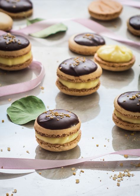 Cream Macarons, Chocolate Macaron, Macaron Flavors, Macaron Cookies, Boston Cream Pie, French Macaroons, Boston Cream, Macaroon Recipes, Macaron Recipe