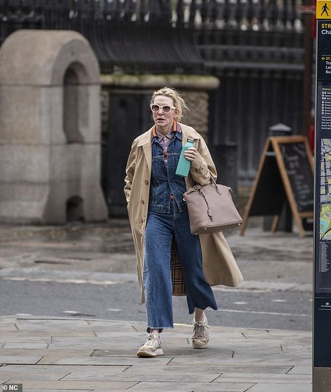 Late Blanchett! A-list actress Cate stuns commuters on train Papparazi Photos, Charing Cross Station, Charing Cross, Wwe Legends, Burberry Trench, Dressed To The Nines, Hollywood Star, Cate Blanchett, Hugh Jackman