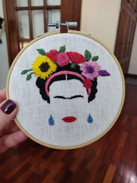 Frida Kahlo Embroidery Pattern, Embroidery Frida Kahlo, Frida Kahlo Crafts, Frida Kahlo Embroidery, Frida Embroidery, Frida Kahlo Inspired Art, Mexican Embroidery Designs, Frida Art, Weaving Wall Hanging