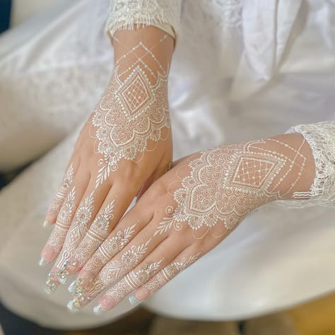 60+ Gorgeous White Henna Designs For Brides & Bridesmaids - Pyaari Weddings White Wedding Henna, Henna Nail Art, White Henna Tattoo, Glitter Henna, White Henna Designs, Wedding Henna Designs, Hena Designs, Henna Nails, Tato Henna