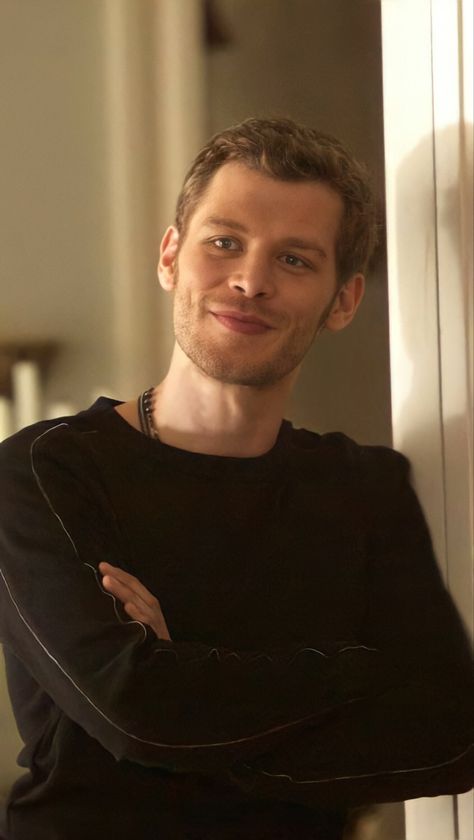 Klaus Tvd, Klaus From Vampire Diaries, Klaus The Originals, Vampire Diaries Poster, Hot Vampires, Flipagram Instagram, Vampire Diaries Movie, Vampire Diaries Guys, Vampire Diaries Wallpaper