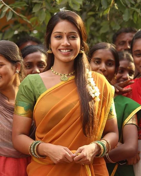 Nevitha Pethuraj, South Indian Saree, Nivetha Pethuraj, Arabian Beauty Women, Indian Saree, Beautiful Women Over 40, Desi Beauty, Beauty Women, Desi