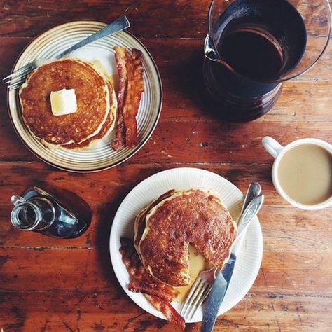 Rise & Shine (27 Photos) (23) Bacon Aesthetic, Breakfast Aesthetic, Pancakes And Bacon, Pancake Breakfast, Buttermilk Pancakes, Morning Breakfast, Breakfast Time, Cup Of Coffee, Breakfast Brunch