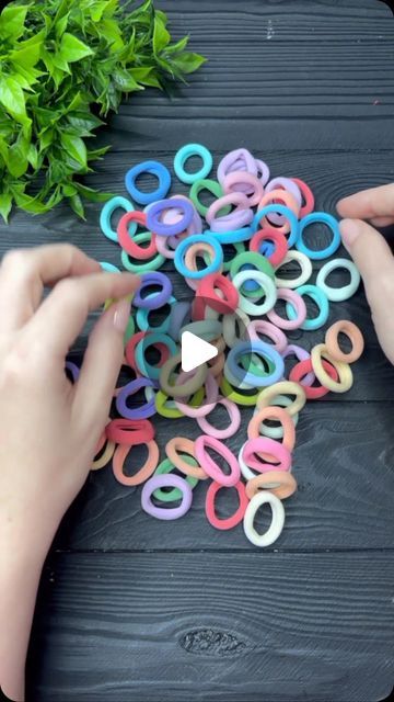 Making Hair Accessories Easy Diy, Fabric Hair Accessories Diy, Hair Tie Bracelet Diy, How To Make A Hair Band, Toddler Hair Bows Diy, Hairband Making Ideas, How To Make Hair Bands, Headband Ideas Diy, Diy Headbands For Kids