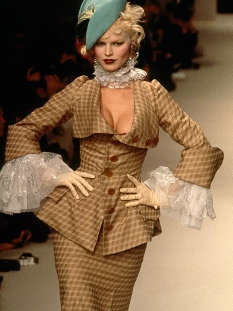 '90s Supermodels: 35 Photos That Still Give Us Outfit Insp | Who What Wear UK Vivienne Westwood Fashion, Vivian Westwood, Fashion 60s, Eva Herzigova, 90s Runway Fashion, Runway Fashion Couture, 90s Runway, Fashion 90s, Clothes Reference