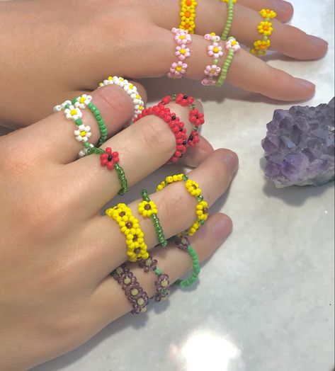 Cute Rings Aesthetic Beads, Seed Bead Rings Flower Tutorial, Daisy Bead Ring, Adjustable Flower Ring With Colorful Beads, Daisy Ring Beads, Pulseras Kandi, Diy Beaded Rings, Bead Charms Diy, Beaded Necklace Diy