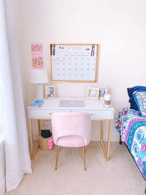 Preppy Room Bathroom, Preppy Desk Area, Preppy Bedroom Desk, Minimal Desk Ideas, Work Station In Bedroom, Preppy Room Desk, Dorm Room Desk Decor, Preppy Room Decor Desk, College Apartment Ideas Living Room