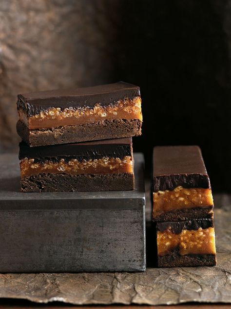 caramel crunch brownie Donna Hay Recipes, Chocolate And Caramel, Caramel Crunch, Donna Hay, Caramel Brownies, Brownie Bar, Eat Dessert, Brownie Recipes, Decadent Desserts