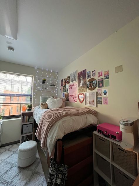 Taylor Swift Themed Dorm Room, Taylor Swift Inspired Dorm Room, Dorm Room Ideas Taylor Swift, Taylor Swift Dorm Room Ideas, Dorm Room Taylor Swift, Dorm Aesthetic Pink, Dorm Inspiration Pink, Soft Pink Dorm Room, Downtown Girl Dorm Room