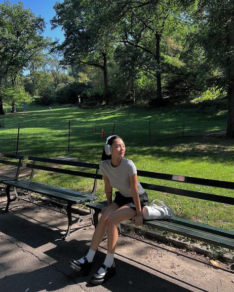 Central park 🥰 | Instagram Cute Photo Poses, Travel Pose, Summer Picture Poses, Photo Recreation, Shotting Photo, Park Pictures, Selfie Poses Instagram, Stylish Photo Pose, Pic Pose