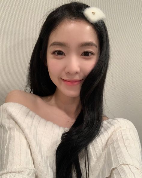 Instagram Red Velvet Members, Red Velvet Kpop, Be Feminine, Hard Rock Music, Id Photo, Irene Red Velvet, Gentle Monster, Red Velvet Irene, Irene Seulgi