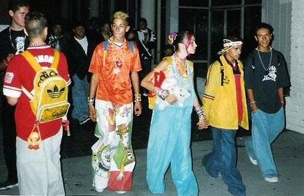 Ravers fashion was a very hippie look and was usually worn to festivals. These festivals were very calm and rarely any outbreaks. They wore loose fitting clothing in pastels and bright colors. Old School Rave Outfits, 2000s Rave Fashion, 90s Rave Aesthetic, 90s Rave Fashion, 80s Rave, 90s 2000s Fashion, 90s Rave, Rave Culture, Jnco Jeans