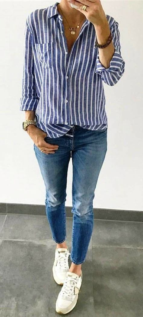 Camisa a rayas Casual Chique Stijl, Blue Striped Shirt, Outfit Jeans, Mode Casual, Urban Street Style, 가을 패션, Outfits Casual, Outfits Fashion, Petite Fashion