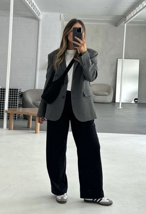 Female Blazer Outfit Casual, Design School Outfit, No Make Up Outfit, Business Casual Sporty Outfits, Black Rollneck Outfits, Trouser And Boots Outfit, Smart Autumn Outfits, Cold Business Outfits, Europe Winter Outfits Women