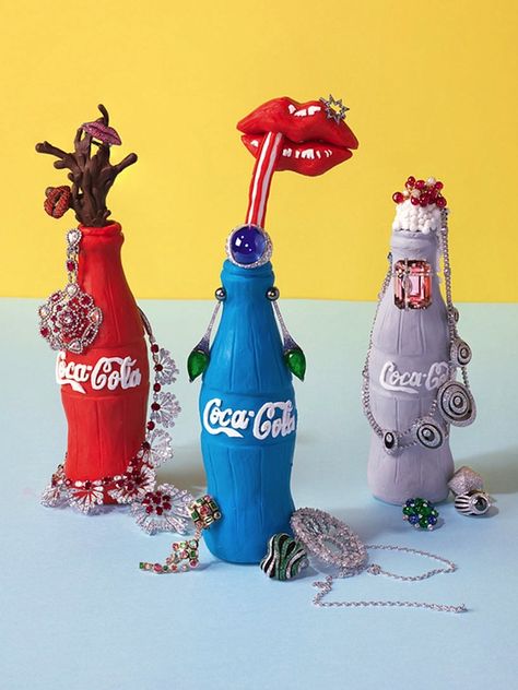 Alexandra-Bruel-clay-pop-art-designboom-03 Classe D'art, Pop Jewelry, Always Coca Cola, Pop Art Fashion, Coca Cola Bottles, Jewelry Editorial, Coke Cola, Jewelry Set Design, Roy Lichtenstein