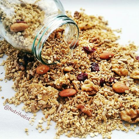 Today I want to share with you my raw and soaked granola recipe! Why soaked you ask? Well, soaking nuts, seeds, grains and legumes enhances the nutrient profile of these foods and helps reduce antinutrients such as enzyme inhibitors and phytic acid that bind up minerals, preventing your body from fully absorbing them. Therefore, soaking improves digestion and makes the Raw Granola Recipe, How To Freeze Asparagus, Soaked Granola, Freezing Asparagus, Vegetable Recipes Dinner, Raw Granola, Homemade Granola Healthy, Vegan Granola, Raw Vegan Diet