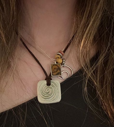 Granola Necklace Layering, Necklace Stack, Jewelry Board, Jewelry Boards, Granola Girl, Girls Necklaces, Cool Necklaces, Jewelry Inspo, Cord Necklace